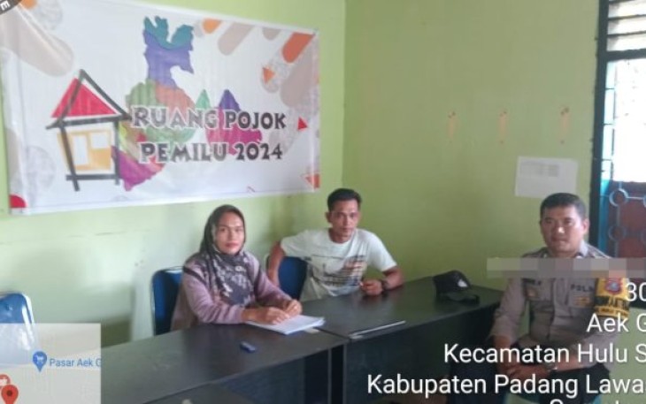 Bhabinkamtibmas Polsek Padang Bolak, Aipda Nyamano Manik, kunjungi Ruang Pojok Pemilu Panwascam Hulu Sihapas 2024, pada Sabtu (4/11/2023) siang.