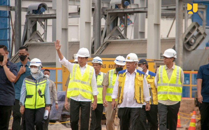 Menteri Basuki saat Dampingi Presiden Jokowi Tinjau Pengeboran Akhir Sodetan Ciliwung