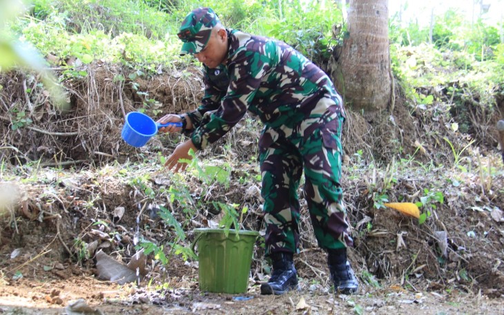 Kodim 0806/Trenggalek menggelar karya bakti penanaman pohon secara serentak. Kegiatan ini dilaksanakan di lahan Perhutani Petak 84 F2 RPH Trenggalek, DKPH Trenggalek, KPH Kediri Dusun Gempleng, Desa Ngares, Kecamatan Trenggalek, Kabupaten Trenggalek,Jumat (8/12/2023).