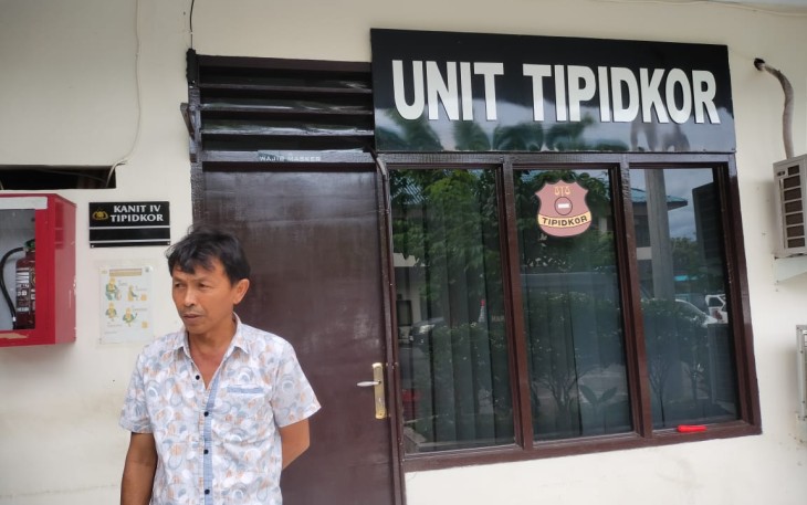 Mekanik CV Muda Berkarya saat memberikan keterangan usai menjalani pemeriksaan oleh Tipidkor Polres Bitung.