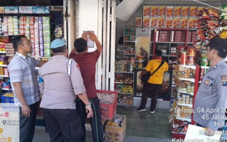 Kanit Reskrim Polsek Sipirok, Ipda Ahmad Juli Nasution, SH, bersama anggota, menyampaikan hal itu sembari menempelkan maklumat Kapolres Tapanuli Selatan (Tapsel), AKBP Imam Zamroni, SIK, MH, terkait larangan jual beli petasan, Selasa (4/4/2023) pagi.