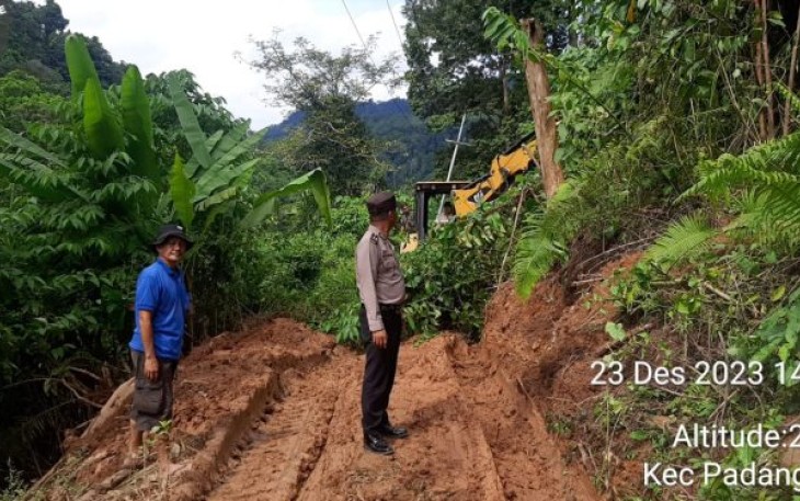 Personel Polsek Padang Bolak, bersama masyarakat di dua Desa bahu-membahu evakuasi material longsor di dua desa di Kabupaten Padang Lawas Utara