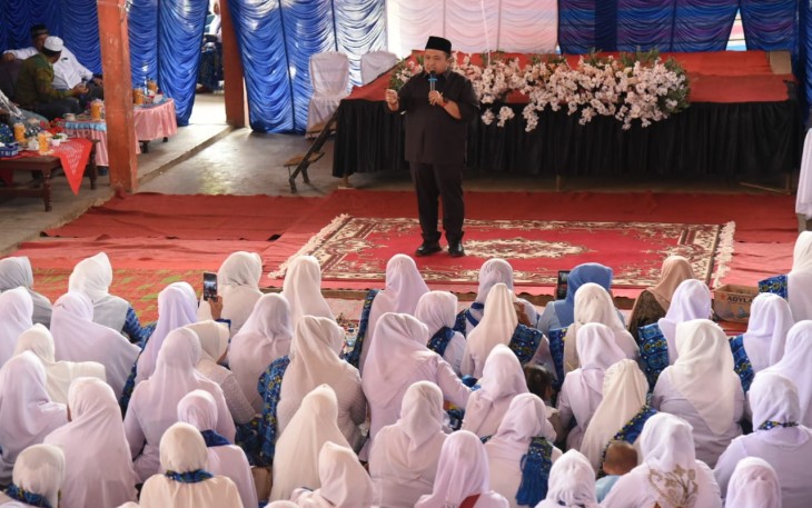 Bupati Tapanuli Selatan (Tapsel) H Dolly Pasaribu saat menghadiri Pengajian Badan Kontak Majelis Taklim (BKMT).