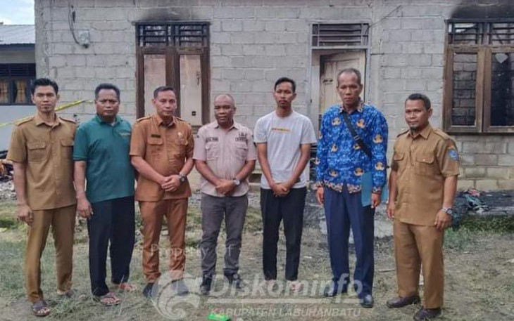 Dinsos Labuhanbatu saat Berikan Bantuan Korban Kebakaran Dusun lV Sidorukun