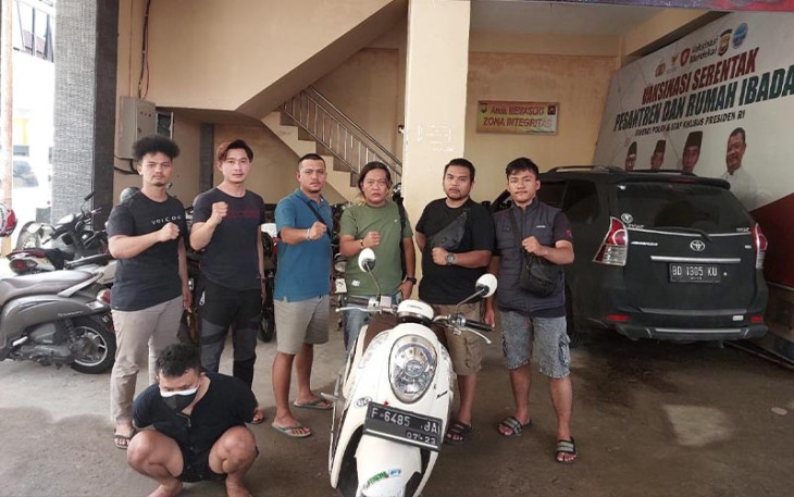 Tersangka (jongkok diborgol) dan barang bukti saat diamankan