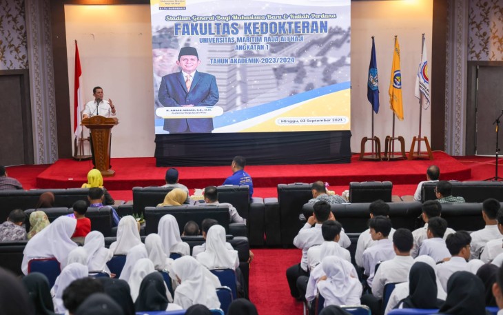Gubernur Kepulauan Riau H. Ansar Ahmad saat berbicara pada kuliah perdana bagi mahasiswa baru FK UMRAH Angkatan Pertama di Auditorium Kampus UMRAH, Pulau Dompak, Kota Tanjungpinang, Minggu (3/9). 