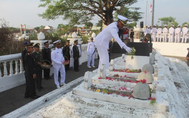 Danlanal Banyuwangi Pimpin Upacara Tabur Bunga 