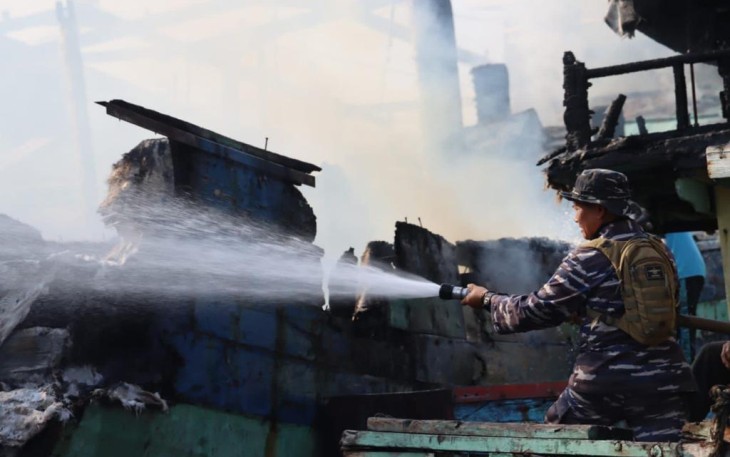 Prajurit TNI AL saat Padamkan Api Kebakaran Kapal Nelayan di Pelabuhan Jongor Tegal