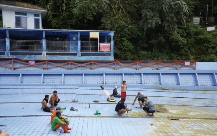 Suasana saat pembersihan kolam renang Lubuak Mato Kuciang.