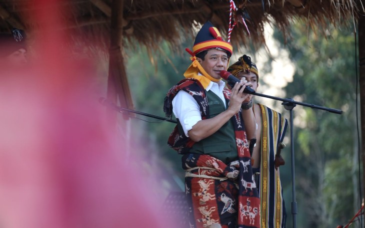 Kepala BNPB Letjen TNI Suharyanto (rompi hijau dengan kemeja putih lengan pendek) saat menghadiri Pagelaran Budaya Sadar Bencana Mitigasi Bencana Melalui Kearifan Lokal dengan tema "Madung Ati Ba Hanganya Nam Haduka" yang memiliki makna Ketangguhan dan Kesiagaan dalam menghadapi bencana, yang dihelat di Kabupaten Sumba Tengah, Provinsi Nusa Tenggara Timur pada Jumat (1/9).