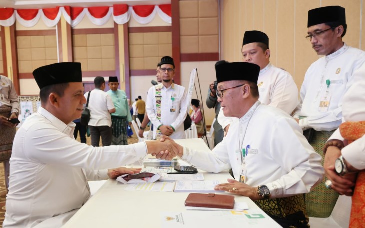 Gubernur Ansar Bayar Zakat Melalui Baznas Provinsi Kepri