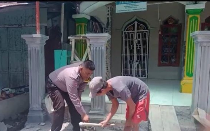 Bhabinkamtibmas Bersama Masyarakat saat Gotong Royong Bangun Masjid