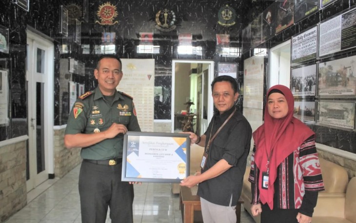 Danmenarmed 2 Putra Yudha saat Terima Piagam Penghargaan dari KPPN Malang