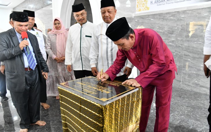 Gubernur Kepulauan Riau H. Ansar Ahmad saat Resmikan Masjid Baitul Jannah di Sekupang