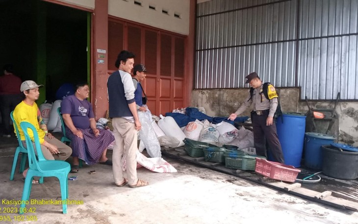Bhabinkamtibmas Polsek Curup saat sambang warga 