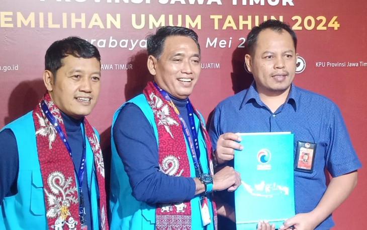 Ketua DPW Partai Gelora Muhammad Sirot saat mndaftarkan Bacaleg di kantor KPU Jatim pada Minggu (14/5).