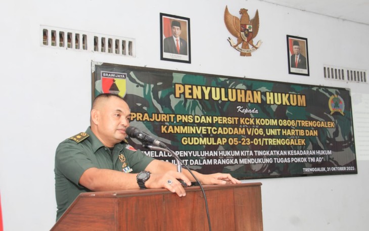 Mayor Chk Asep Saipudin, S.H. dan Kapten Chk Eko Wahyu Siswanto, S.T, S.H. memberikan pemahaman tentang hukum dengan tema, “Melalui Penyuluhan Hukum Kita Tingkatkan Kesadaran Hukum Prajurit Dalam rangka Mendukung Tugas Pokok TNI-AD.” 
