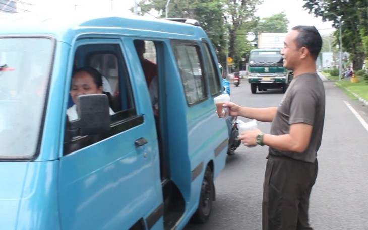 Dandim 1310/Bitung saat membagikan takjil gratis