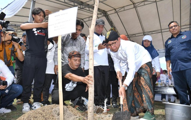 Menteri Gus Halim saat mengikuti kegiatan Jumat Sala di Desa Meninting, Kabupaten Lombok Barat, NTB. pada Jumat (24/11/2023).