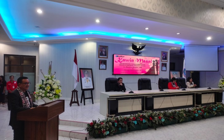 Walikota Bitung saat membacakan naskah perkawinan dan nasihat kepada pasangan pengantin Kawin Massal.