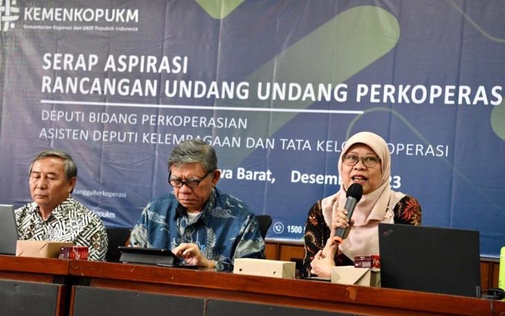 Sekretaris Deputi Perkoperasian KemenKopUKM Devi Rimayanti mewakili Deputi Bidang Perkoperasian dalam acara Serap Aspirasi Rancangan Undang-Undang (RUU) Perkoperasian bertajuk ‘Urgensi Pembentukan Lembaga APEX Koperasi’ di Universitas Koperasi Indonesia (Ikopin University), Bandung, Jawa Barat (Jabar), Kamis (14/122023)