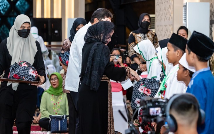 Ketua DPR RI Puan Maharani memberikan santunan kepada para anak yatim piatu.