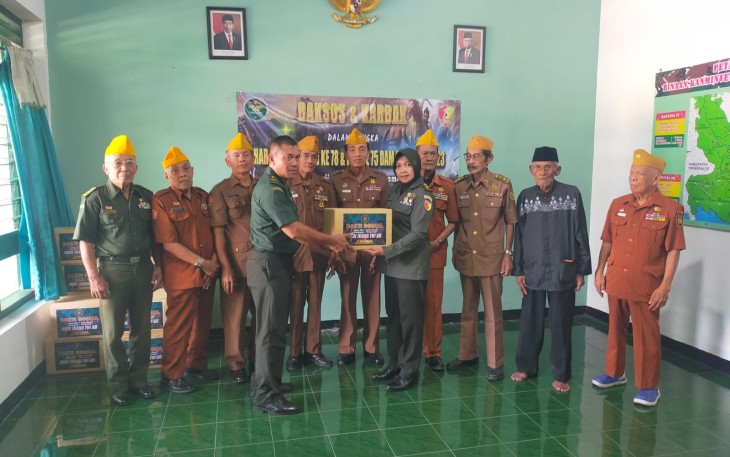 Kodim 0807 Tulungagung gelar kegiatan bakti sosial pembagian santunan kepada para veteran, warakawuri dan anak yatim TNI di Kantor Minvetcad V/07 Tulungagung dan Koramil Tipe B 0807/07 Sumbergempol, Rabu (13/12/2023)