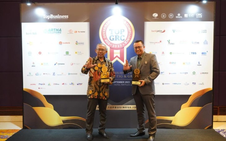 Penghargaan diterima oleh Direktur Manajemen Risiko Bank Jatim Eko Susetyono dan Corporate Secretary, Wioga Adhiarma Aji pada hari Rabu (6/9).