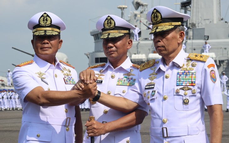 Komandan Pangkalan Utama TNI AL (Danlantamal) V Brigjen TNI Marinir Joni Sulistiawan, S. H., M. Han., beserta Ketua Korcab V Daerah Jalasenastri Armada (DJA) II Ny. Heny Joni Sulistiawan menghadiri Upacara Serah Terima Jabatan (Sertijab) Pangkoarmada II di Dermaga Ujung Koarmada II Surabaya, Senin (18/12/2023)