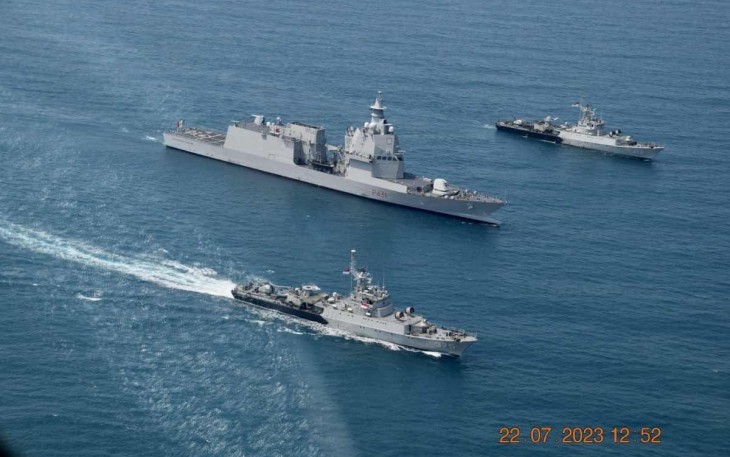 Dokumentasi latihan saat manuver laut dari udara