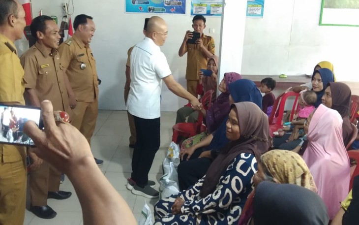 Bupati Gusnan Mulyadi Pantau Langsung Pemberian Bantuan Cadangan Pangan di Beberapa Desa