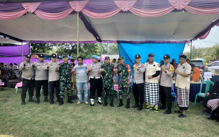 Anggota personel Polsek dan Anggota Danramil Belitang Dua