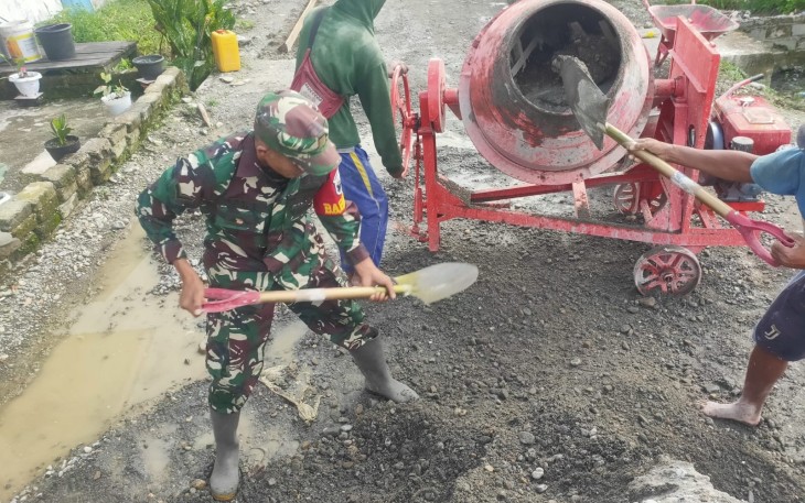 Babinsa Koramil 1710-03/KK Bersama Warga Gotong Royong Cor Jalan