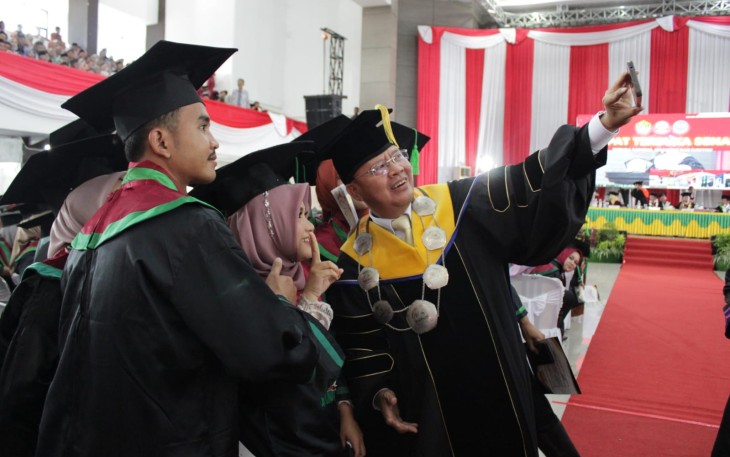 Gubernur Bengkulu Rohidin Mersyah Melakukan Swafoto 