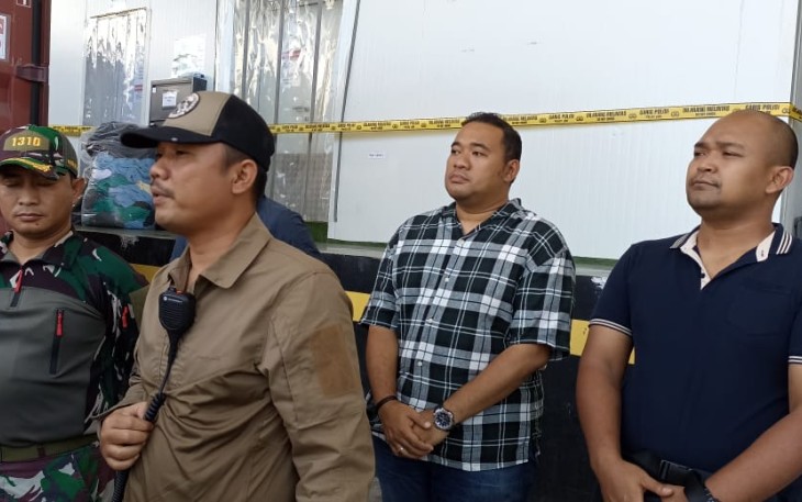 Kapolres Bitung bersama Bersama Dandim 1310/Bitung Dan Wakapolres beserta Kasat Reskrim saat memberikan keterangan