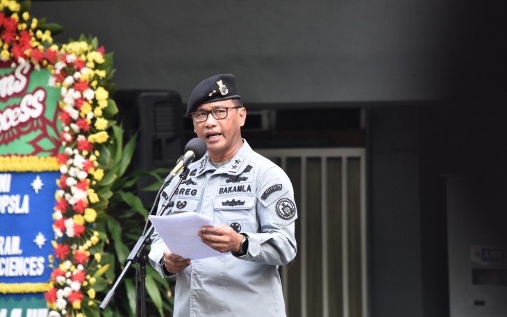 Inspektur Upacara Deputi Kebijakan dan Strategi Bakamla RI Laksda Bakamla Dr. Gregorious Agung W.D., M.Tr (Han)
