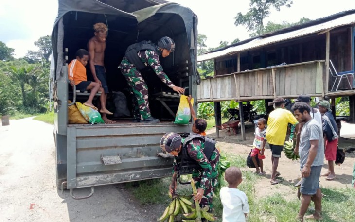  Satgas Yonif 310/KK Bantu Warga Jual Hasil Kebun Untuk Tingkatkan Perekonomian di Perbatasan