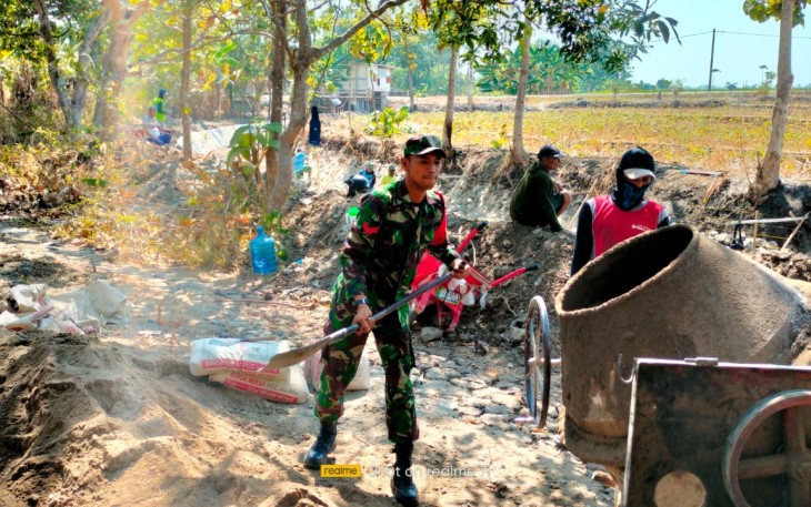 Babinsa Dawuhan Bantu Warga Selesaikan Pengerjaan Saluran Irigasi