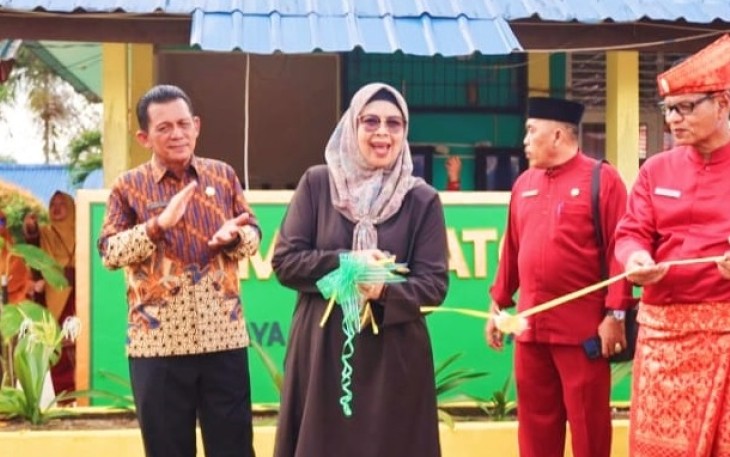 Gubernur Kepulauan Riau Ansar Ahmad bersama Ketua TP-PKK Kepri Dewi Kumalasari Ansar saat bersilaturahmi bersama keluarga besar SMAN 1 Toapaya dan SMKN 1 Gunung Kijang