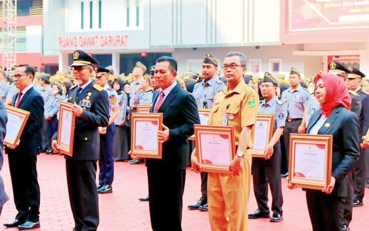 Gubernur Ansar Terima Penghargaan dari Kemenkumham RI Pada HDKD ke-78 
