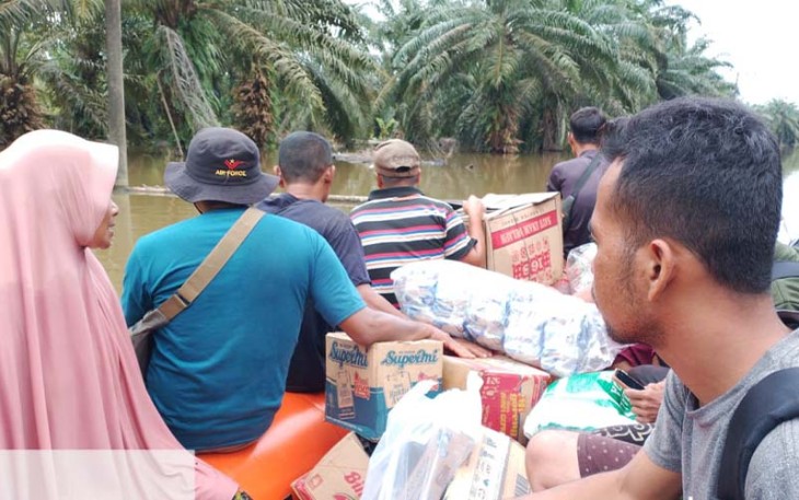Sejumlah warga saat berangkat mengungsi