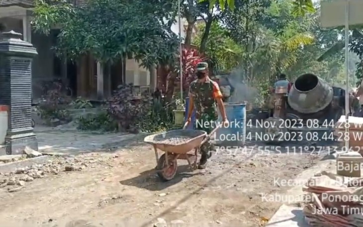 Babinsa Kodim 0802/Ponorogo Ikut Kerja Bakti Pengecoran Jalan