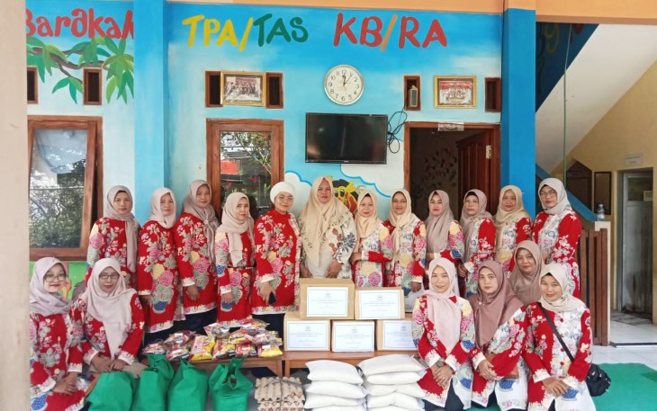  Persit Kodim Madiun saat Gelar Bakti Sosial