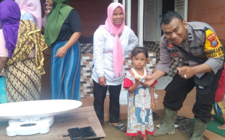 Bhabinkamtibmas Polsek Saipar Dolok (SD) Hole, Aipda Syahrial ES, melaksanakan monitoring pengentasan Stunting terhadap anak, Senin (21/8/2023) pagi.