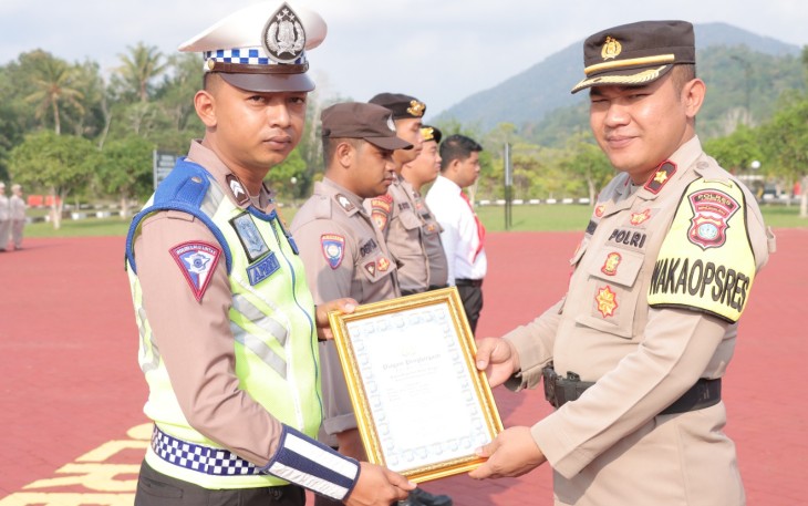 Wakapolres Lingga Pimpin Upacara Pemberian Penghargaan untuk Personel Berprestasi