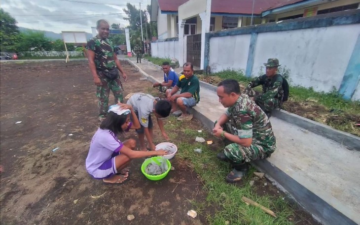 Dandim 1310/Bitung Selaku Dansatgas TMMD Ke-116 Kodim 1310/Bitung saat memborong ikan Kayla Tambanau dan Jeyden Apliama