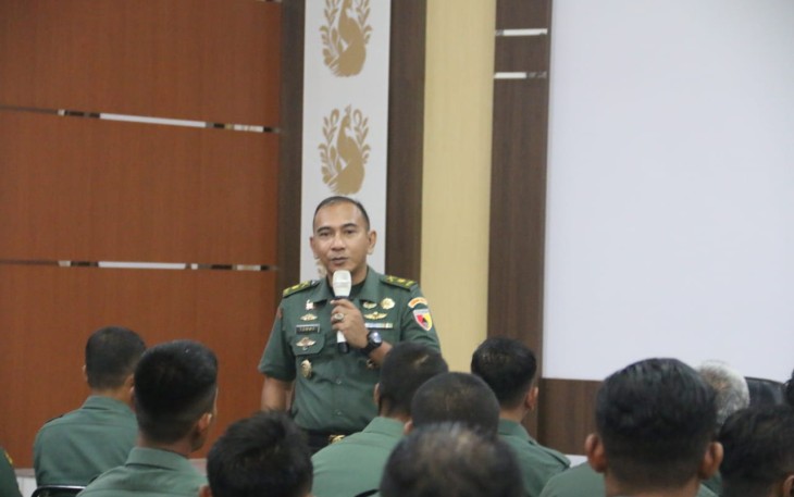  Kadim 0803/Madiun Mayor Inf Tommy Fedy Anugerahan memberi motivasi kepada Bintara pembina desa 
