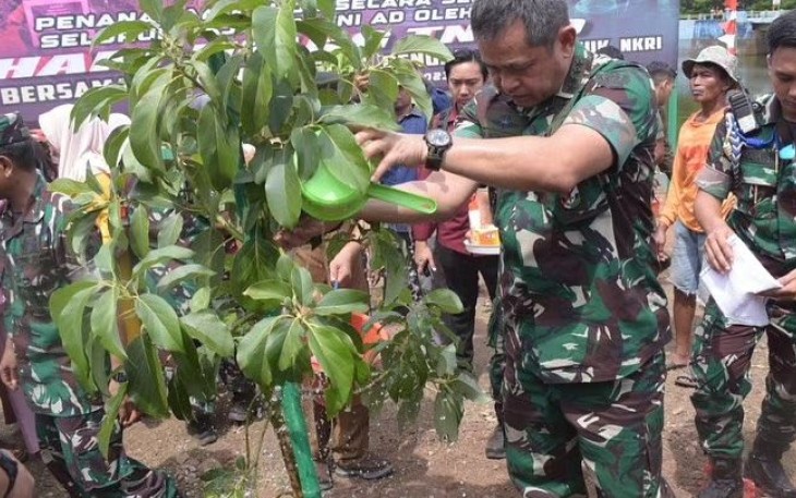  Panglima Divisi Infanteri 3 Kostrad Mayjen TNI Choirul Anam, S.E., M.M. dampingi Kepala Staf Angkatan Darat Jenderal TNI Maruli Simanjuntak, M.Sc dalam rangka Kunjungan Kerja ke Kodam XIV/Hsn Makassar pada Kamis (14/12/2023)