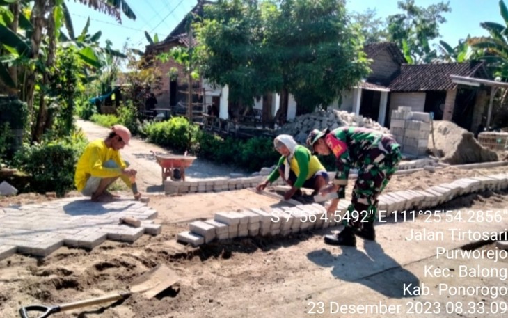 Anggota Koramil Tipe B 0802/09 Balong, Kodim 0802/Ponorogo yang bertugas menjadi Babinsa Purworejo dalam pelaksanaan kegiatan di wilayah desa binaan hari ini salah satunya yaitu ikut kerja bakti bersama warga  Dukuh Klepu, Desa Purworejo Kecamatan Balong, Kabupaten Ponorogo, Sabtu (23/12/2023)