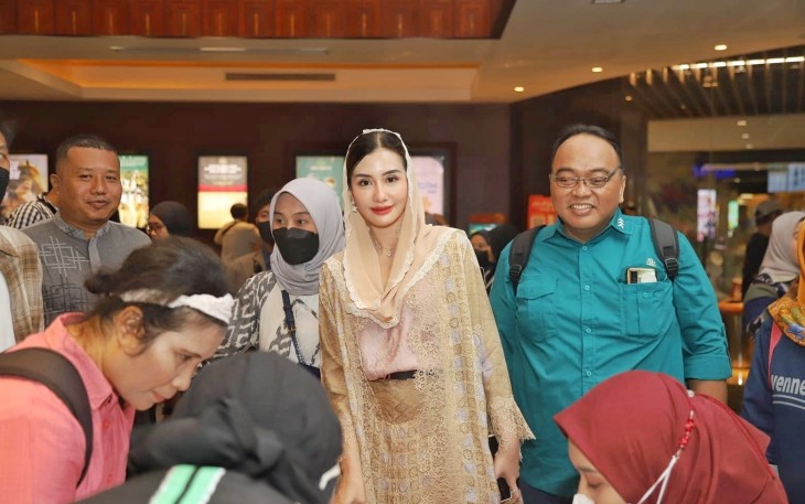 Ketua TP PKK Kabupaten Trenggalek, saat nobar di Bioskop XXI Pakuwon Mall Surabaya, bersama ojol perempuan dan pemuda Jawa Timur.